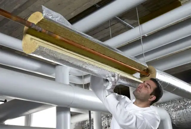 Jak skutecznie ocieplić rury wentylacyjne na strychu - poradnik
