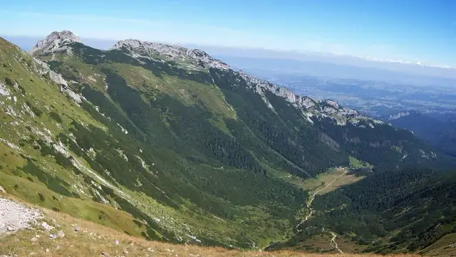 Giewont - jak wysoki jest w porównaniu do schroniska w Dolinie Pięciu Stawów?