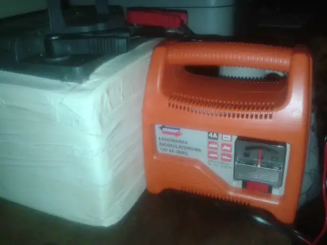 Jak prostownik pokazuje naładowany akumulator i co oznaczają diody