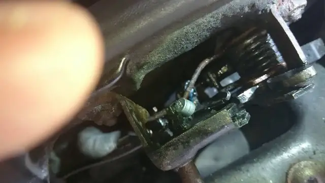 Awaryjne otwieranie maski: Jak otworzyć zacięty zamek?