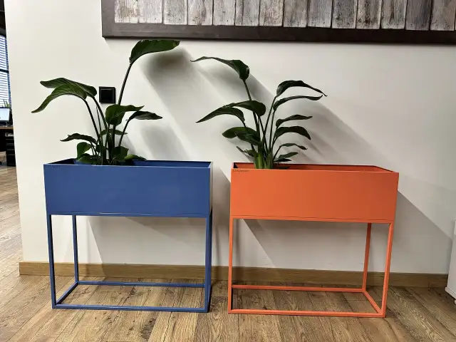 Jaki kwietnik do salonu? Wybierz idealny: style, materiały, porady