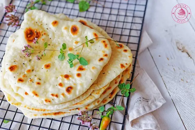 Naan w domu: idealny przepis krok po kroku na puszyste placki!