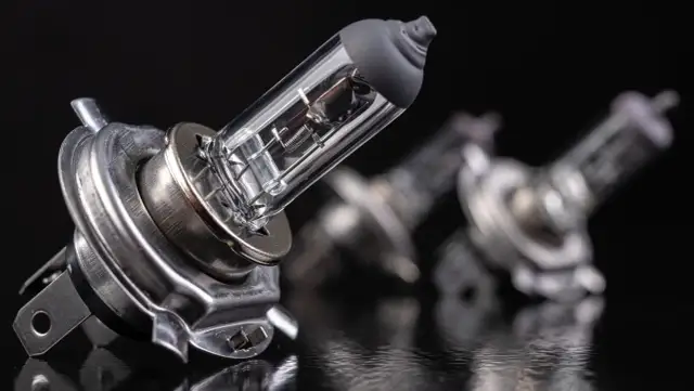 Dlaczego często przepalają się żarówki w samochodzie? Oto przyczyny