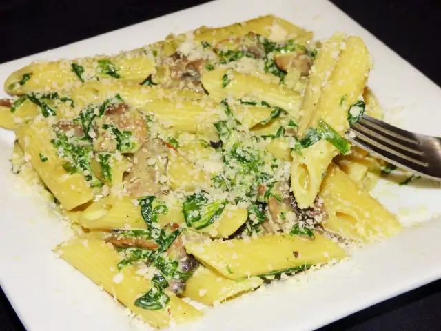 Penne w sosie śmietanowym - szybki przepis na pyszny obiad