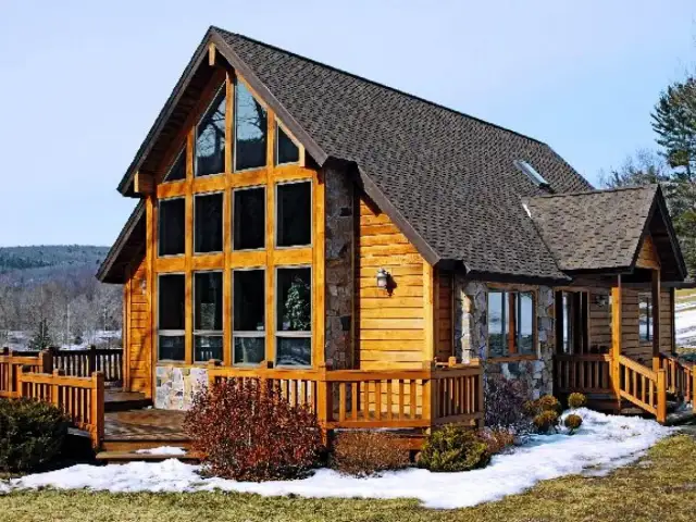 Czym pomalować drewniany dom? Wybierz trwałość i styl na lata!