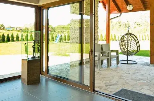 Kto wstawia okna? Profesjonaliści vs DIY - porównanie i koszty