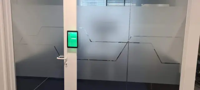 Jak okleić drzwi folią? Szybka metamorfoza bez błędów!