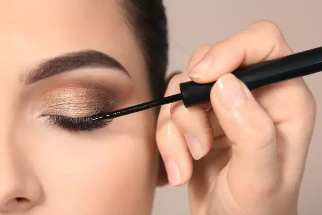 Jak powiększyć oczy makijażem? Poradnik krok po kroku