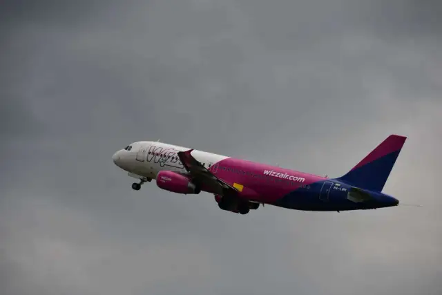 Wizz Air: Poduszka na pokład? Jak zabrać i uniknąć opłat!