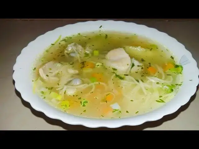 Sopa de pollo casera: la receta tradicional que siempre triunfa