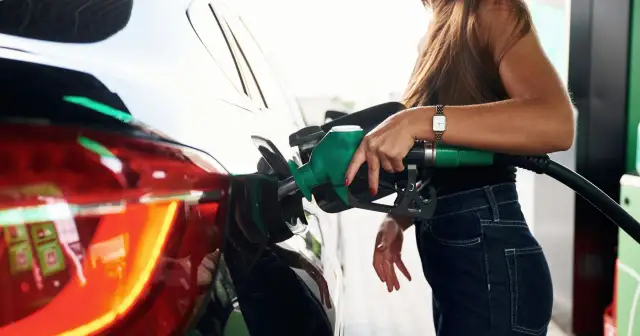 Ile kosztuje litr benzyny w Polsce 2026? Ceny, prognozy, porady
