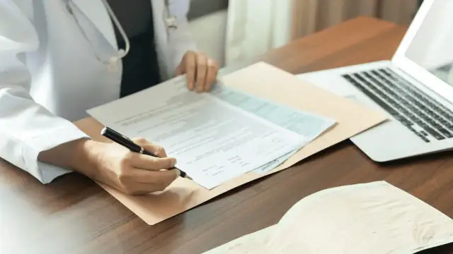 Czy na L4 można iść na pogrzeb? Sprawdź, kiedy to możliwe