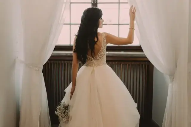 Jak mierzyć suknię ślubną, aby uniknąć błędów i mieć idealne dopasowanie