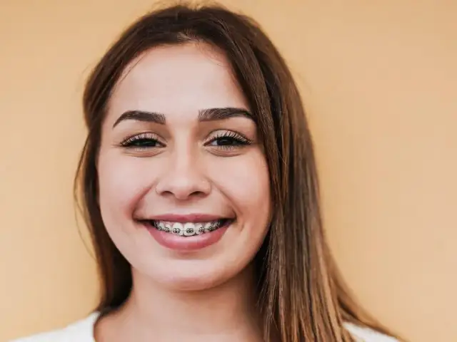 Szczoteczka soniczna czy elektryczna - która lepsza przy aparacie ortodontycznym?