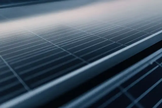 Zbliżenie na powierzchnię paneli fotowoltaicznych.