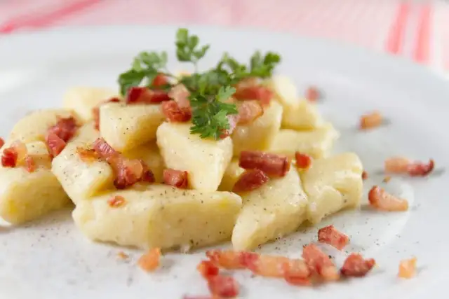 Z czym jeść kluski śląskie? Klasyka i 20+ nowych pomysłów