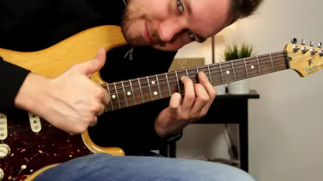 Najlepsze chwyty na gitarze elektrycznej, które musisz znać, aby grać lepiej