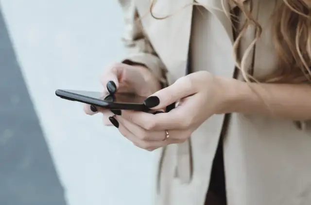 Jak gry uczą strategii, a platformy rozrywkowe wykorzystują emocje - dwa światy jednej zabawy