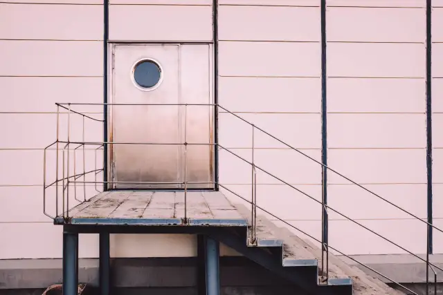 Czy potrzebujesz pozwolenia czy zgłoszenia na schody zewnętrzne? Poznaj wymagania!