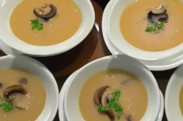 Zupa pieczarkowa. Ile kalorii kryje się w tym pysznym daniu? Sprawdź przed dieta!