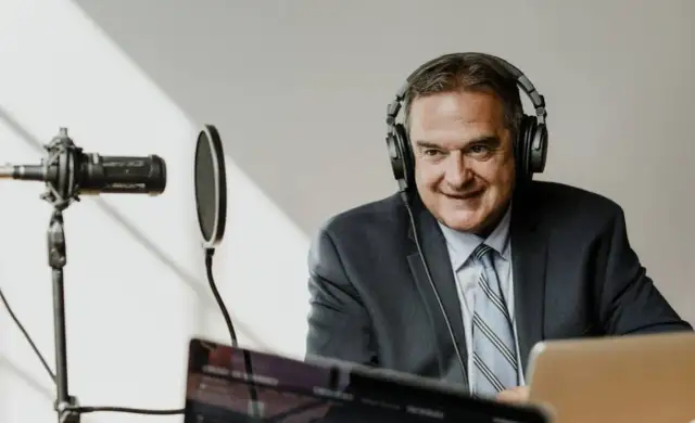 Zarobki komentatora sportowego w Polsce - co decyduje o wysokości wynagrodzenia?