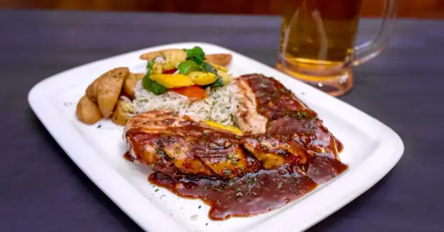 Odmień swoje BBQ dzięki 6 przepisom soczystego karczka z grilla