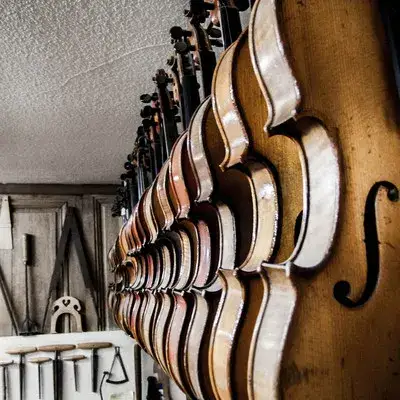 Kto wytwarza skrzypce? Poznaj tajniki lutnictwa i znanych mistrzów