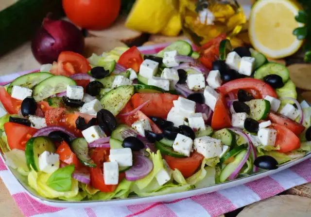 Jaka sałata do sałatki greckiej, aby uniknąć nudnych smaków?