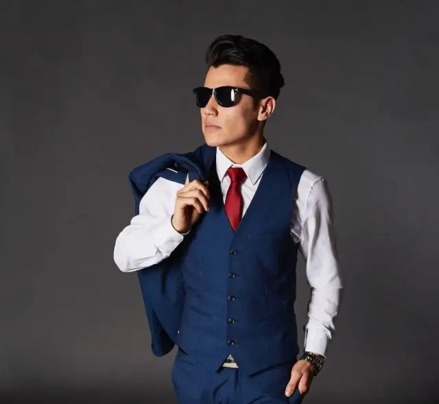 Jaki krawat do niebieskiego garnituru? 5 porad stylisty