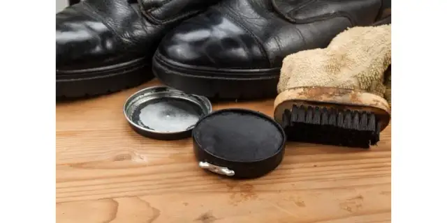 Jak wyczyścić buty z materiału i uniknąć ich uszkodzenia