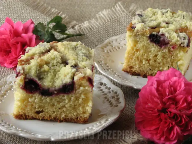 Przepis na ciasto drożdżowe z jeżynami, które zachwyci każdego