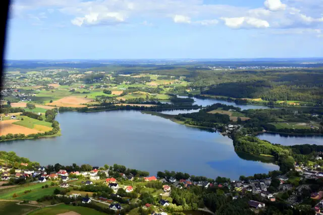 Jezioro Białe Sosnowickie – odkryj jego unikalną przyrodę i atrakcje