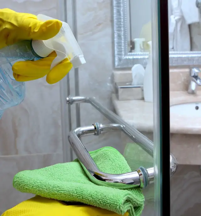 Czym sprzątać łazienkę? 10 skutecznych sposobów na lśniącą czystość