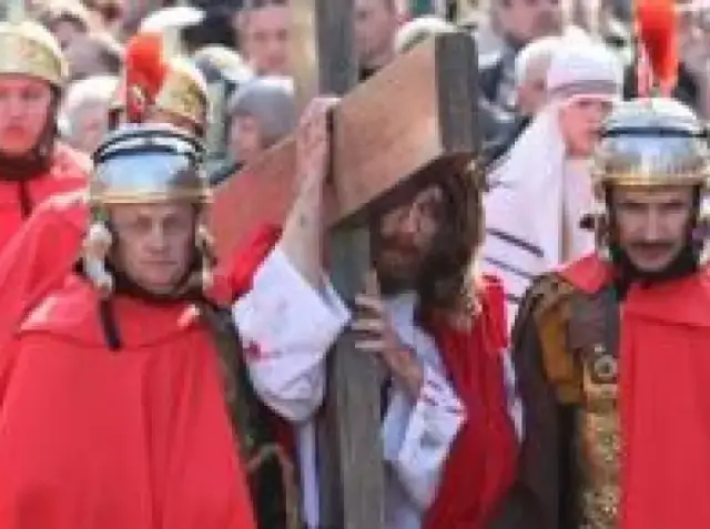 Jak wygląda msza w wielki piątek? Odkryj jej głębokie znaczenie