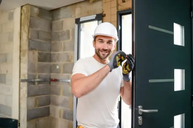Drzwi zewnętrzne przed czy po tynkach - kiedy montaż jest bezpieczniejszy?