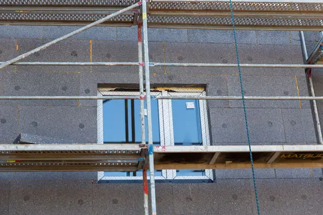 Czy styropian grafitowy trzeba przecierać, aby zapewnić lepszą przyczepność?