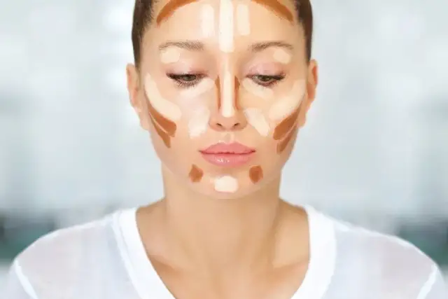 Jasny korektor do konturowania: Gdzie aplikować dla efektu WOW?