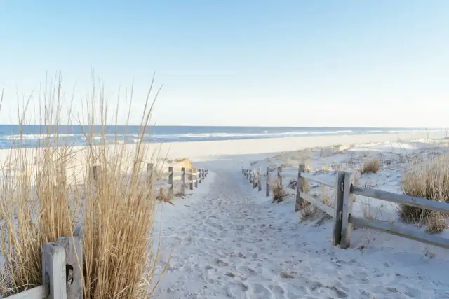 Zimowe ferie nad morzem z dzieckiem? Odkryj najlepsze miejsca i atrakcje!
