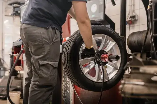 Czy wymiana opon jest obowiązkowa? Poznaj przepisy i zagrożenia