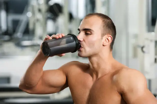 Kiedy pić białko: przed czy po treningu? Sprawdź!