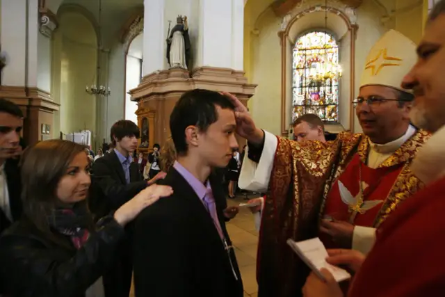 Co robi świadek na bierzmowanie? Odkryj kluczowe obowiązki i wsparcie