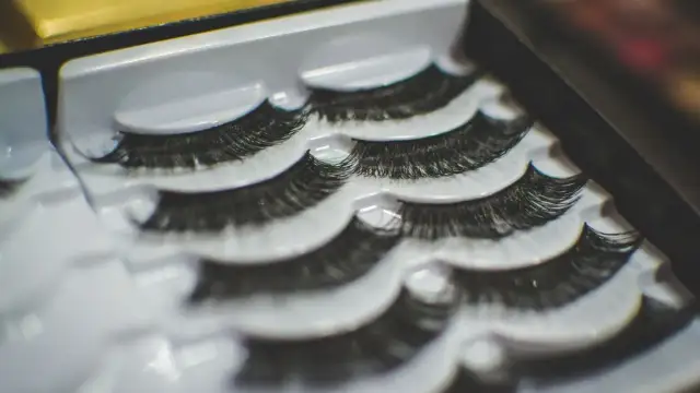 Jak samemu przedłużyć rzęsy? Salonowy efekt bezpiecznie i tanio!