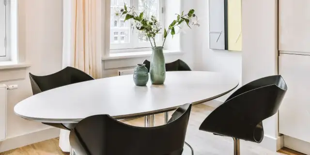 Jakie kolory krzeseł do białego stołu, aby uniknąć złych wyborów?