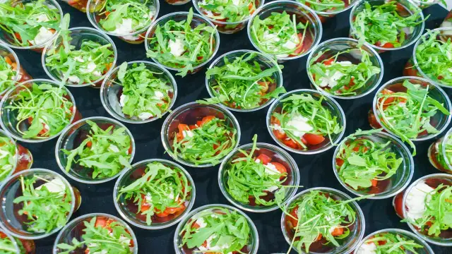 Domowy catering: Jak legalnie zacząć i zarabiać? [Poradnik]