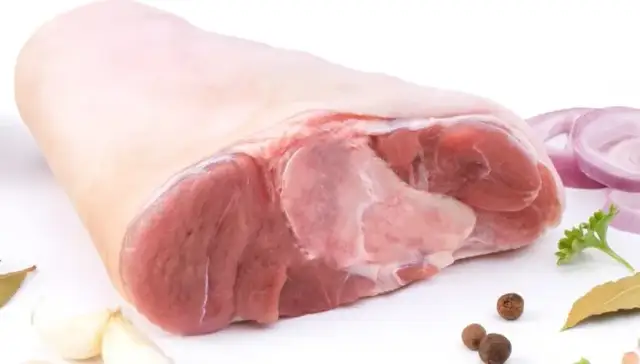 Jak długo gotować golonkę peklowaną w siatce, by była idealna?