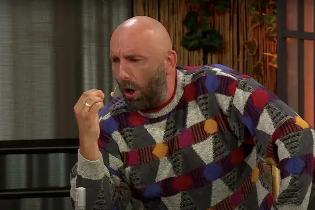 Kabaret Neo-Nówka w najnowszym skeczu o polityce. Wesoły sweter i miny mówią wszystko.