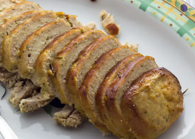 Jak przygotować idealną domową pieczeń drobiową, która zachwyci gości