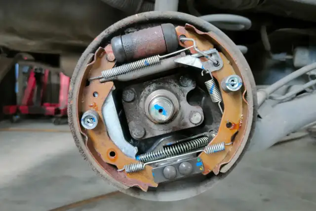 Jak działają hamulce w naczepie? Poznaj kluczowe mechanizmy bezpieczeństwa