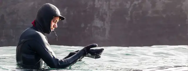 Jaką piankę do kitesurfingu wybrać, by nie zmarznąć na wodzie?