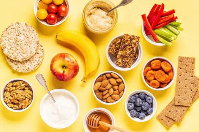 Co na przekąskę w diecie? 10 zdrowych opcji, które naprawdę sycą